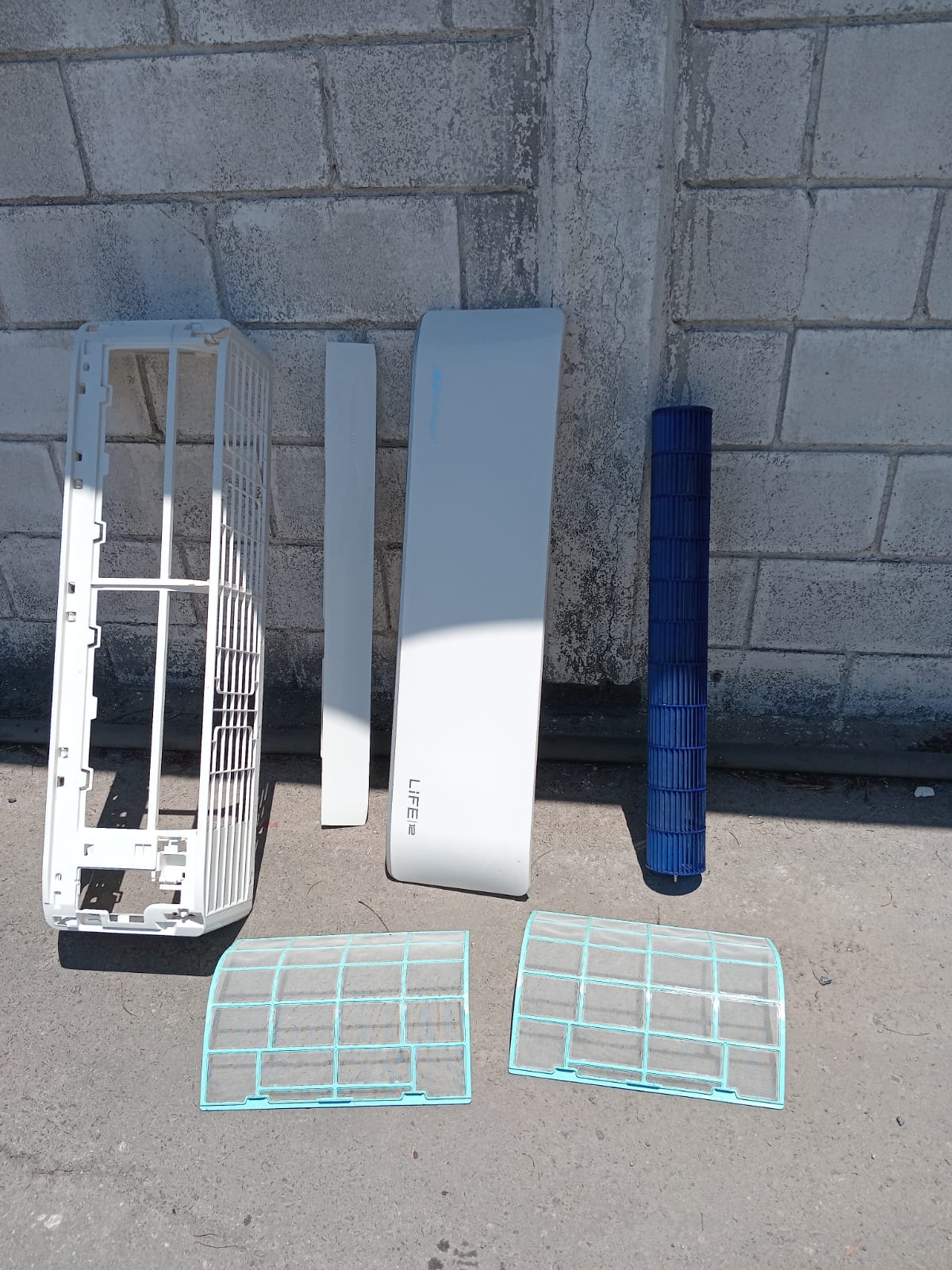 Técnico de Tecnoclimas ROCA dando mantenimiento a un equipo de aire acondicionado