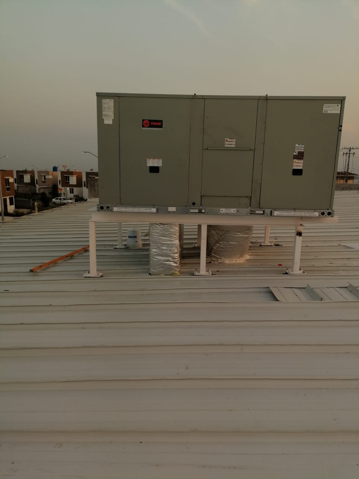Izaje e instalación de equipo industrial tipo paquete en azotea